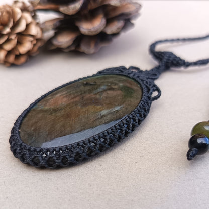 Labradorite Macrame Necklace | Pendant size 7.1 cm