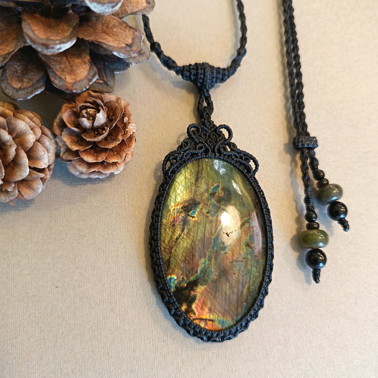 Labradorite Macrame Necklace | Pendant size 7.1 cm