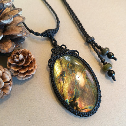 Labradorite Macrame Necklace | Pendant size 7.1 cm