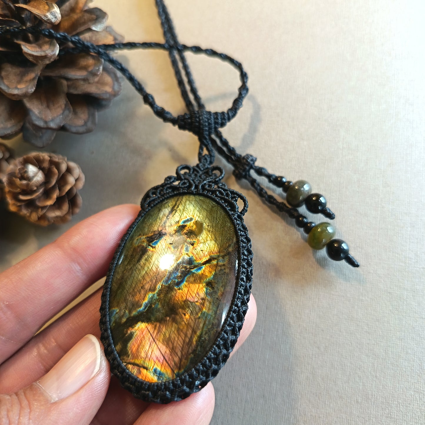 Labradorite Macrame Necklace | Pendant size 7.1 cm
