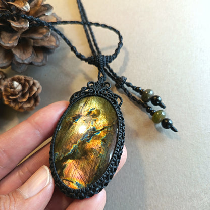 Labradorite Macrame Necklace | Pendant size 7.1 cm