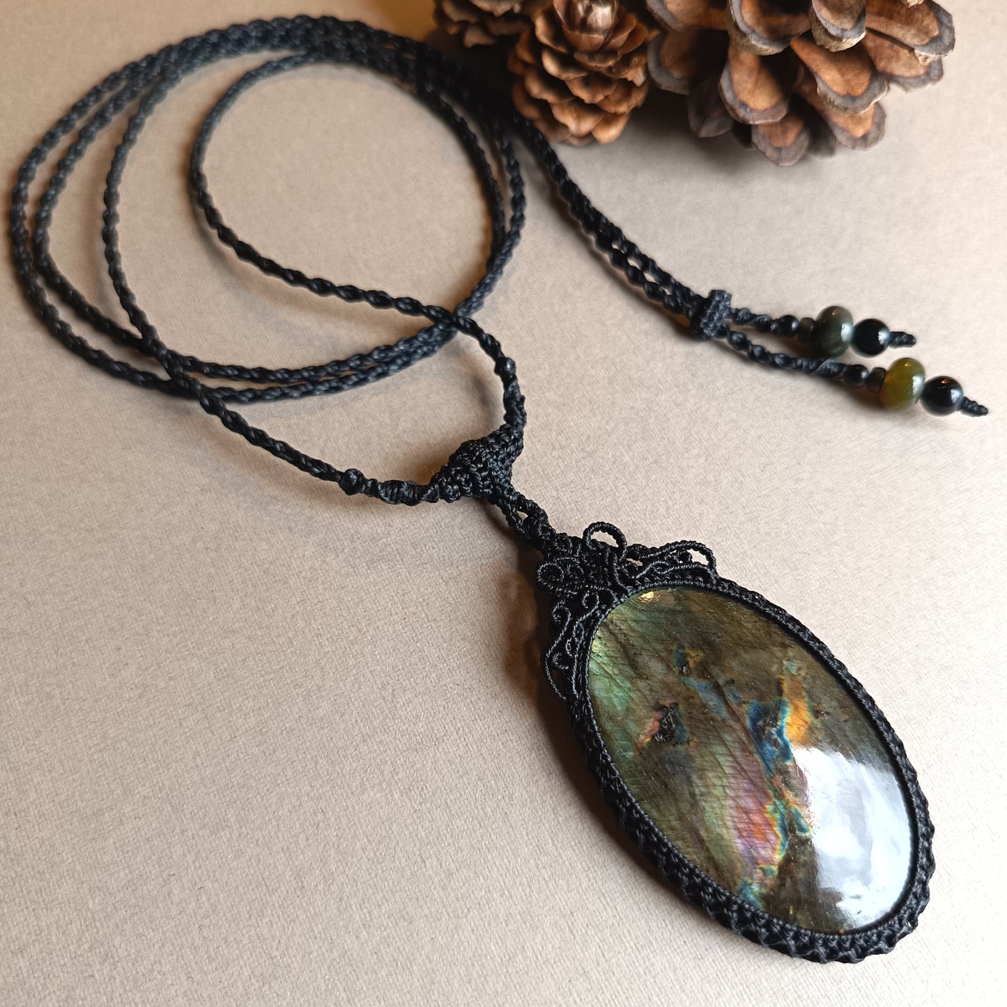 Labradorite Macrame Necklace | Pendant size 7.1 cm