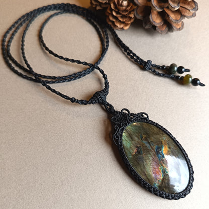 Labradorite Macrame Necklace | Pendant size 7.1 cm