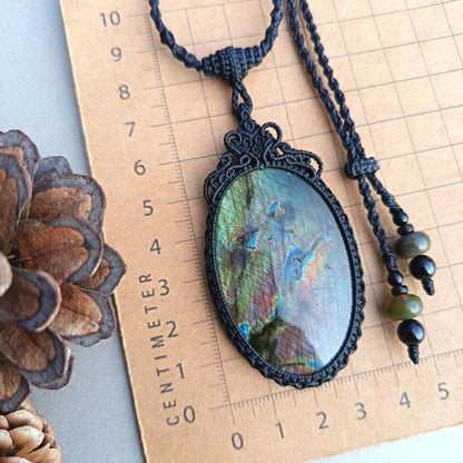 Labradorite Macrame Necklace | Pendant size 7.1 cm