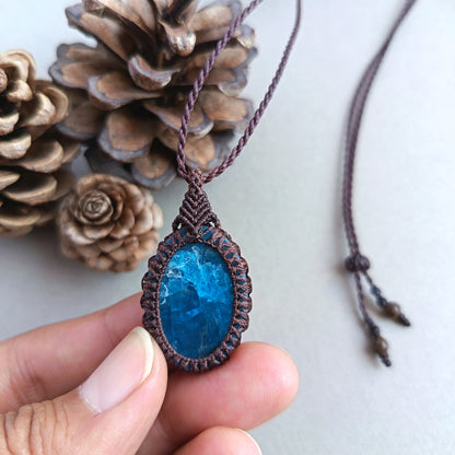 Apatite Macrame Necklace | Pendant size 4 cm