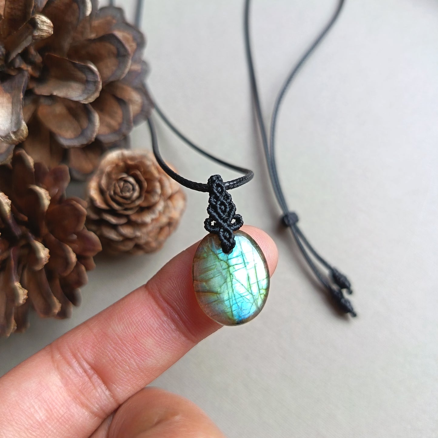 Labradorite Macrame Necklace | Pendant size 2.8 cm