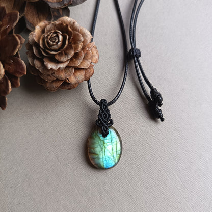 Labradorite Macrame Necklace | Pendant size 2.8 cm