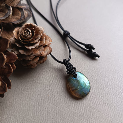 Labradorite Macrame Necklace | Pendant size 2.8 cm