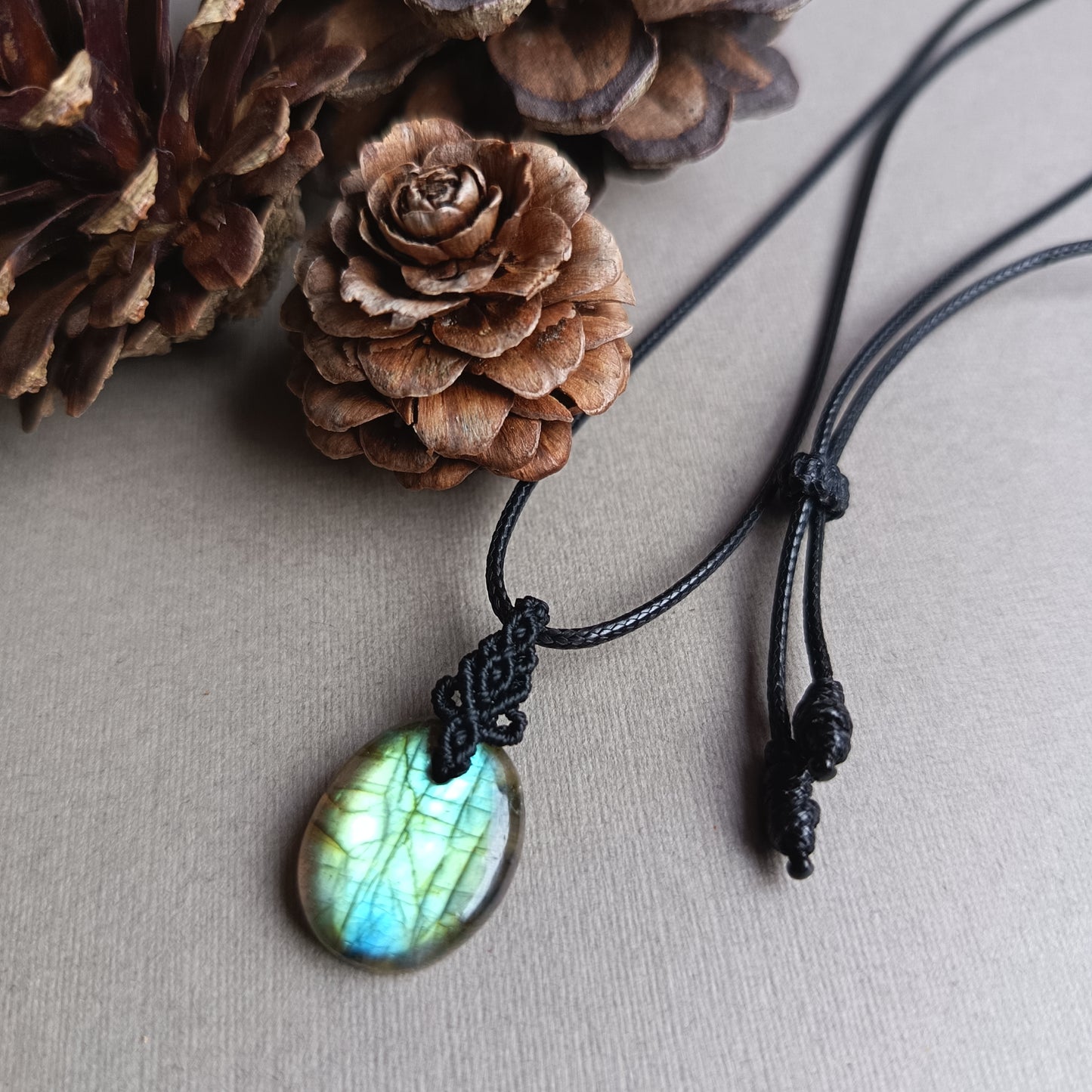 Labradorite Macrame Necklace | Pendant size 2.8 cm