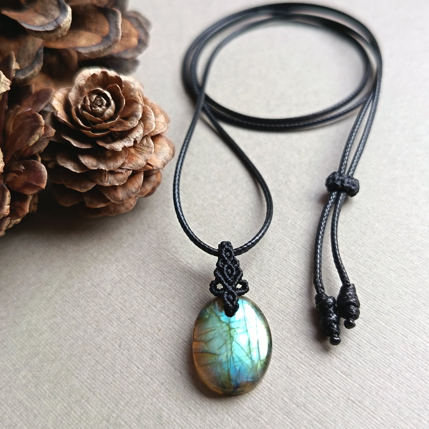 Labradorite Macrame Necklace | Pendant size 2.8 cm