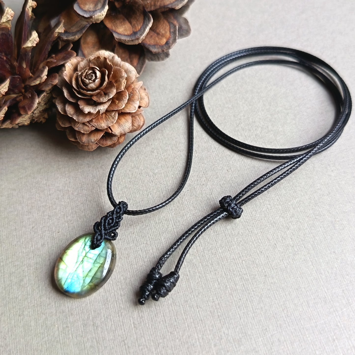 Labradorite Macrame Necklace | Pendant size 2.8 cm