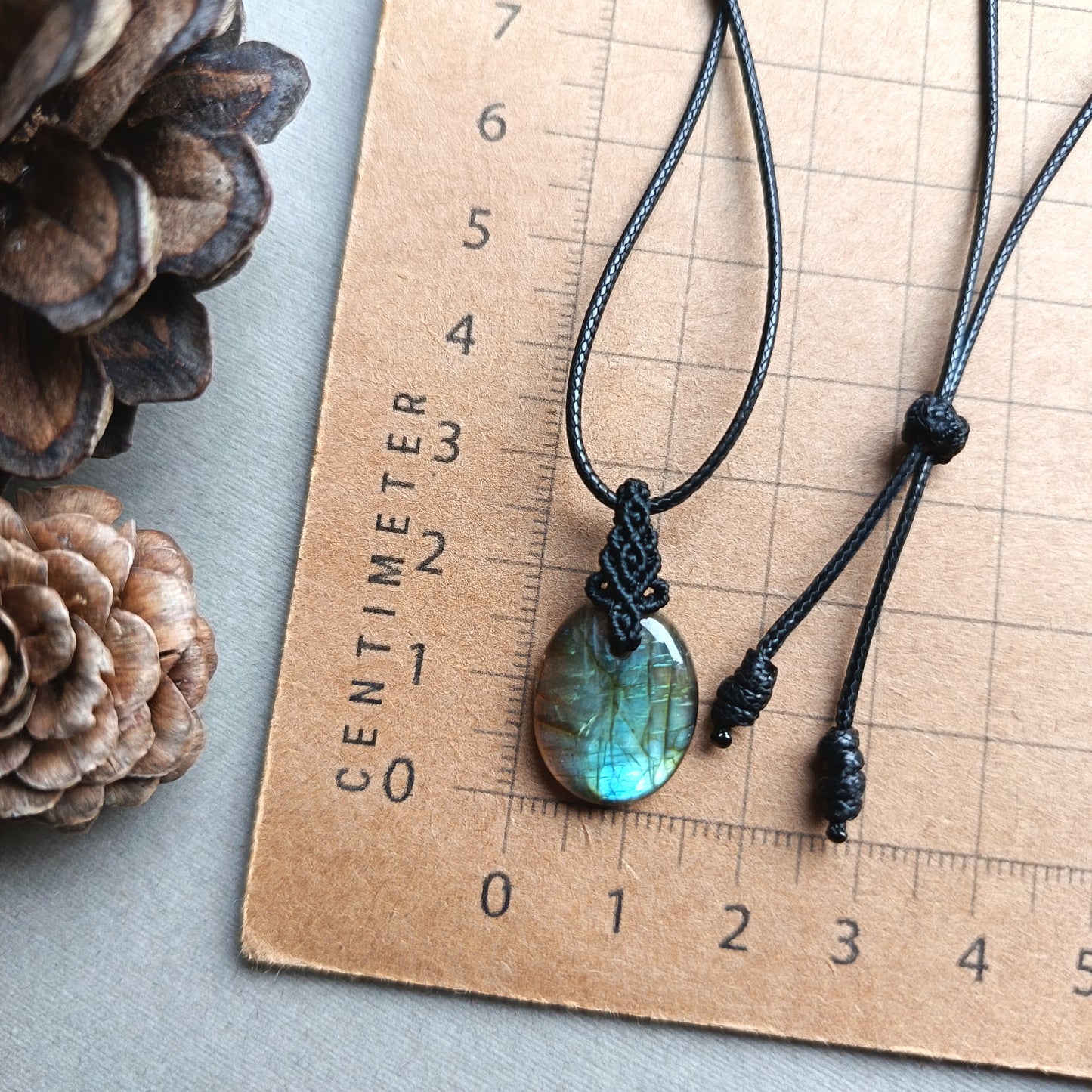 Labradorite Macrame Necklace | Pendant size 2.8 cm