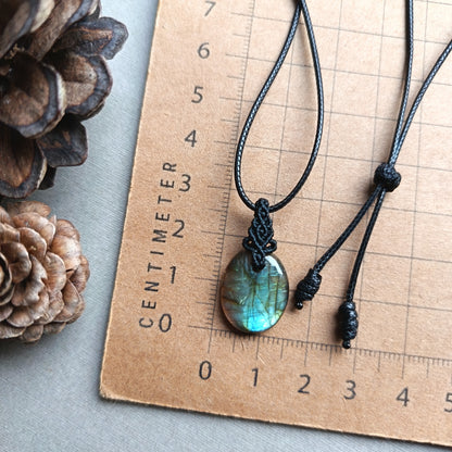 Labradorite Macrame Necklace | Pendant size 2.8 cm