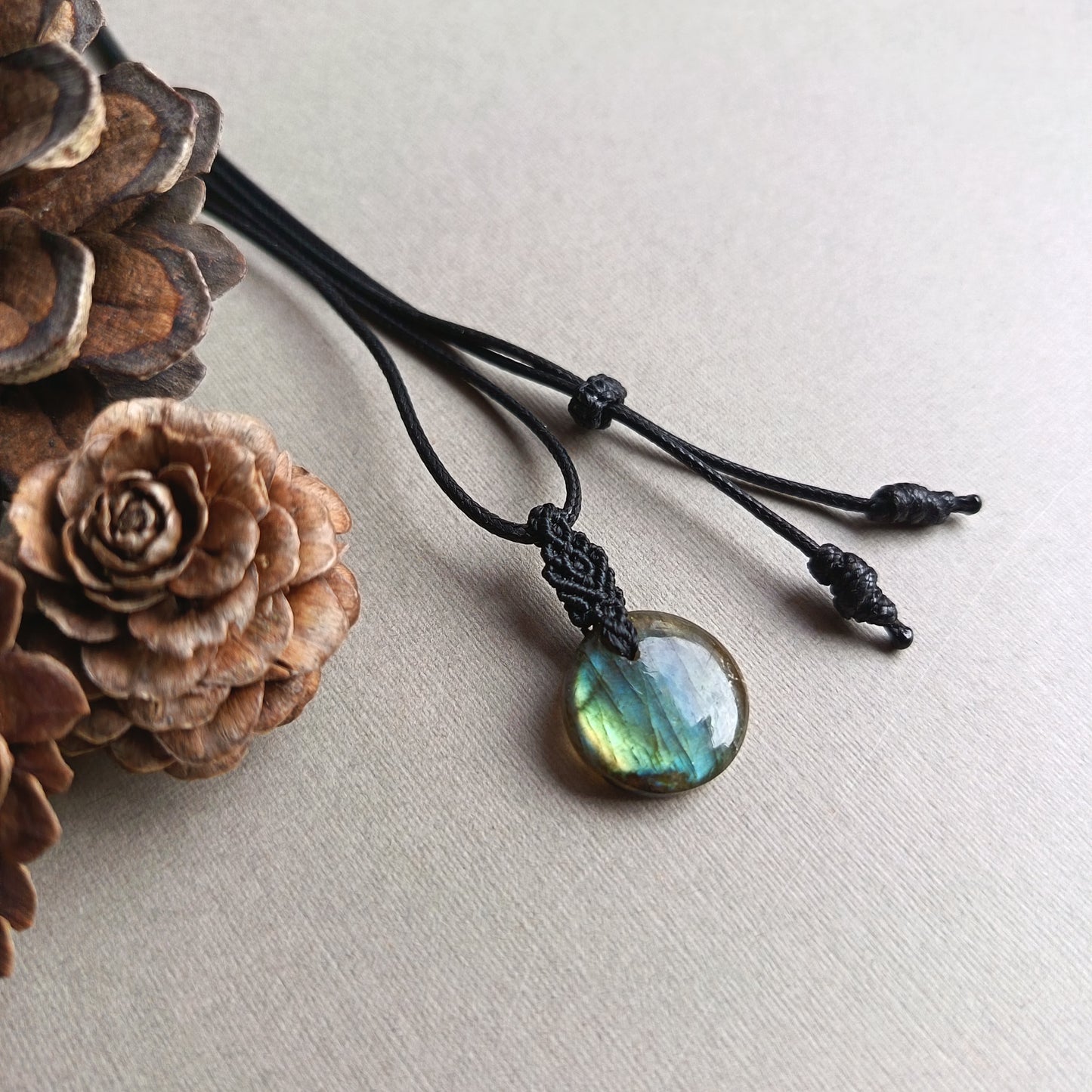 Labradorite Macrame Necklace | Pendant size 2.9 cm