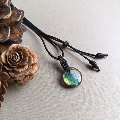 Labradorite Macrame Necklace | Pendant size 2.9 cm