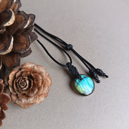 Labradorite Macrame Necklace | Pendant size 2.9 cm