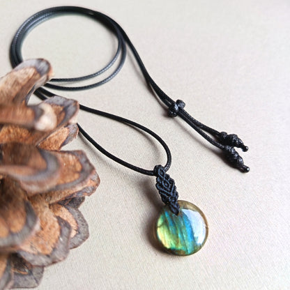 Labradorite Macrame Necklace | Pendant size 2.9 cm