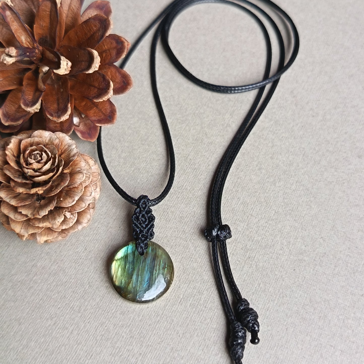 Labradorite Macrame Necklace | Pendant size 2.9 cm