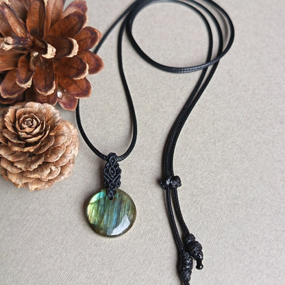Labradorite Macrame Necklace | Pendant size 2.9 cm