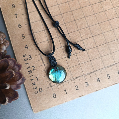 Labradorite Macrame Necklace | Pendant size 2.9 cm