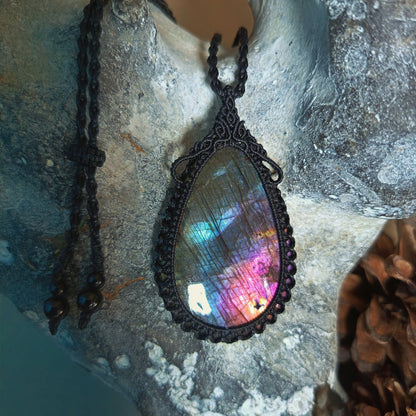 Labradorite Macrame Necklace | Pendant size 6.3 cm