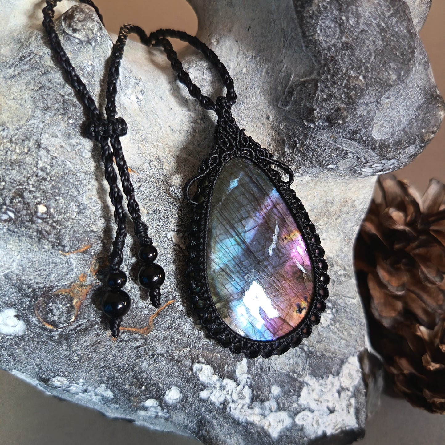 Labradorite Macrame Necklace | Pendant size 6.3 cm