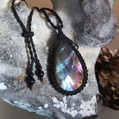 Labradorite Macrame Necklace | Pendant size 6.3 cm