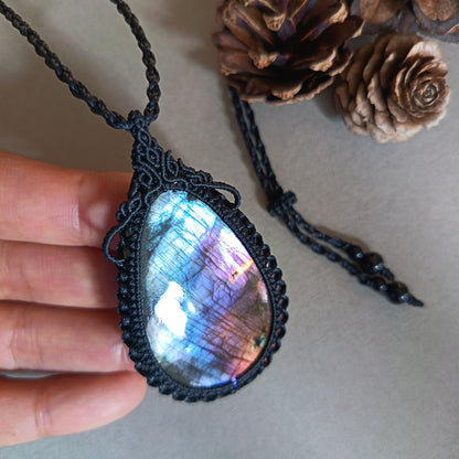 Labradorite Macrame Necklace | Pendant size 6.3 cm
