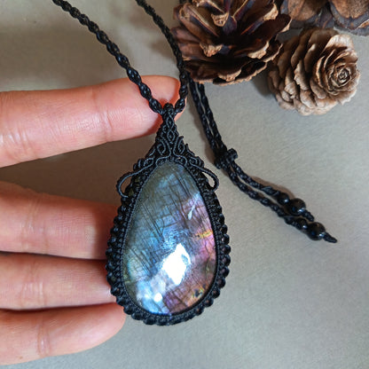 Labradorite Macrame Necklace | Pendant size 6.3 cm