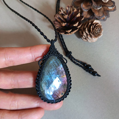 Labradorite Macrame Necklace | Pendant size 6.3 cm