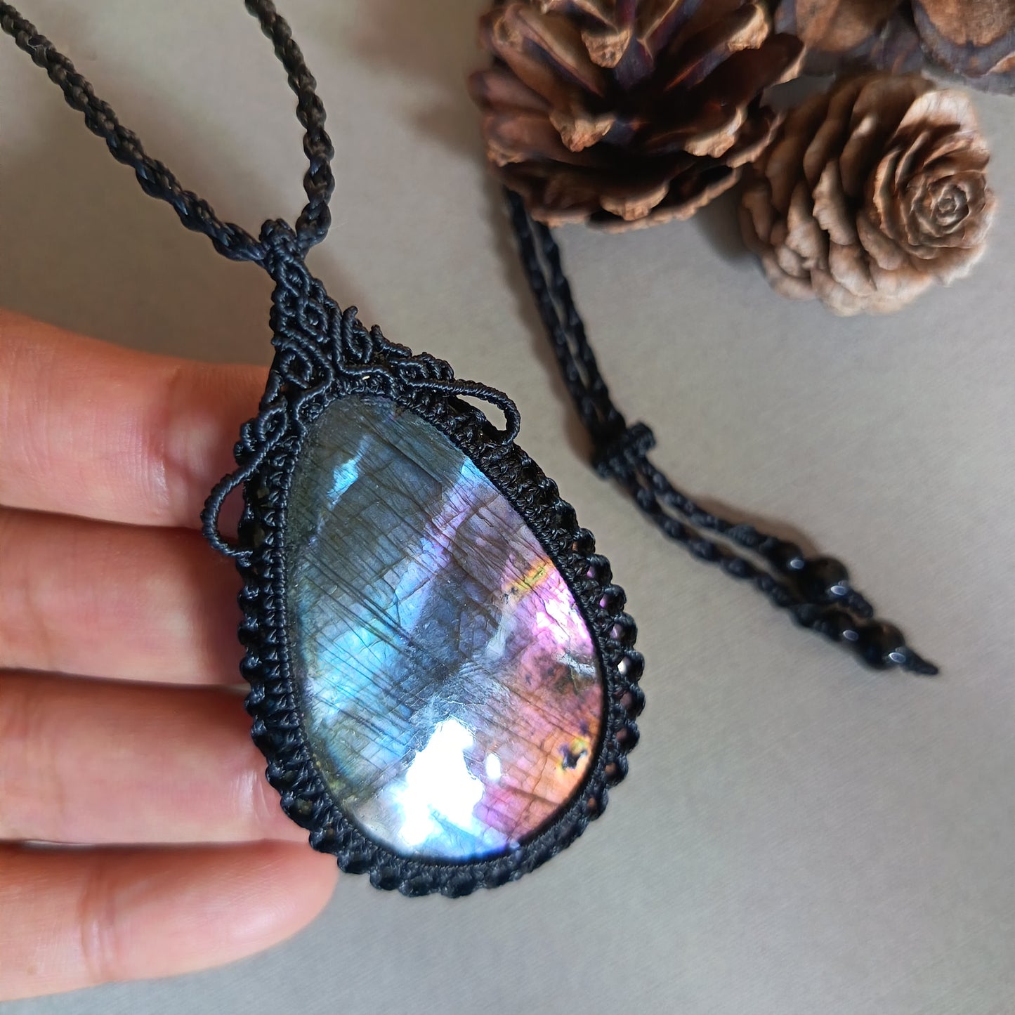 Labradorite Macrame Necklace | Pendant size 6.3 cm