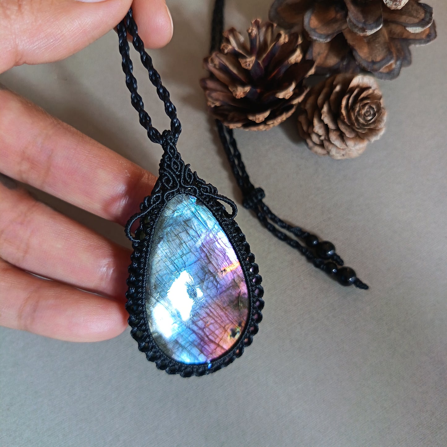 Labradorite Macrame Necklace | Pendant size 6.3 cm