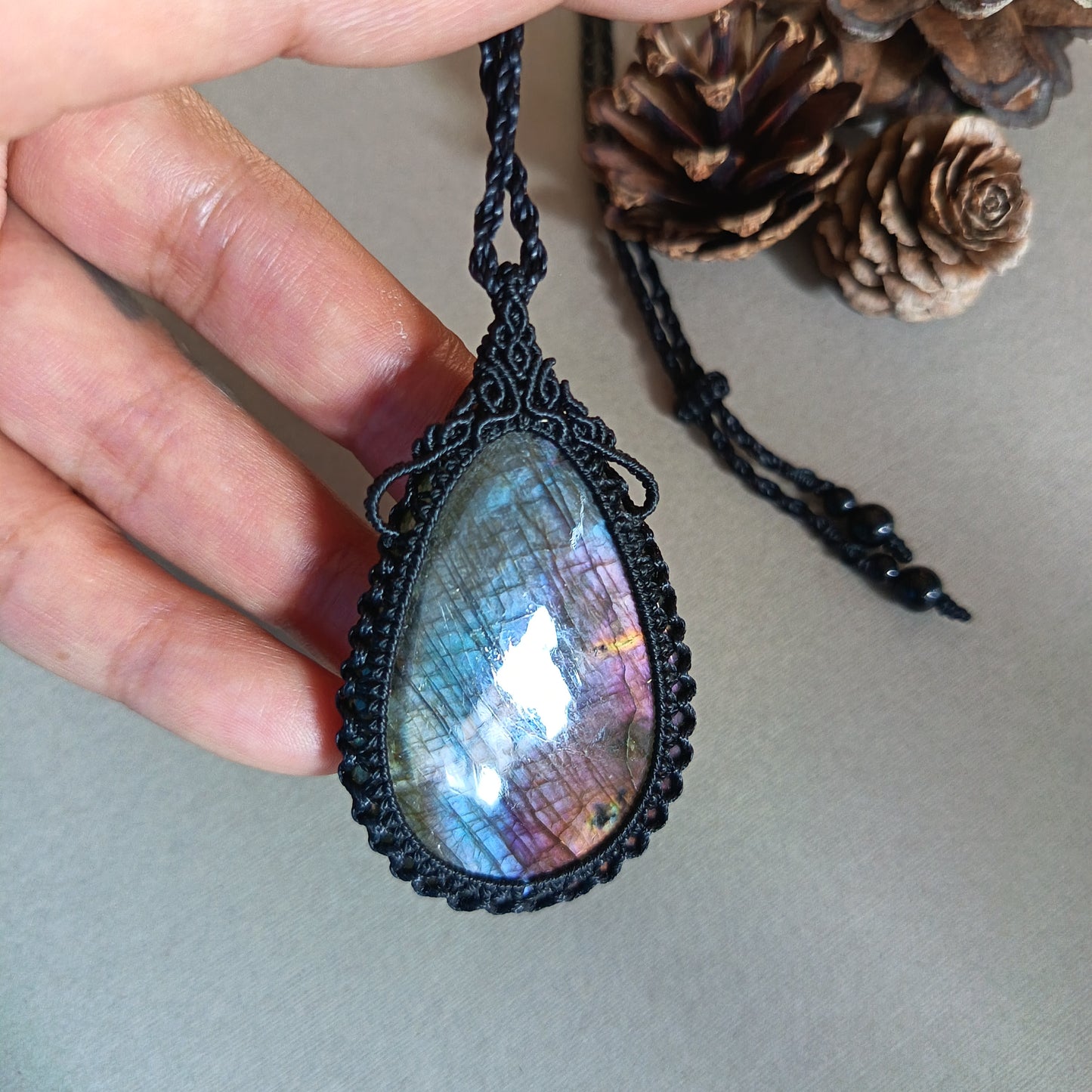 Labradorite Macrame Necklace | Pendant size 6.3 cm
