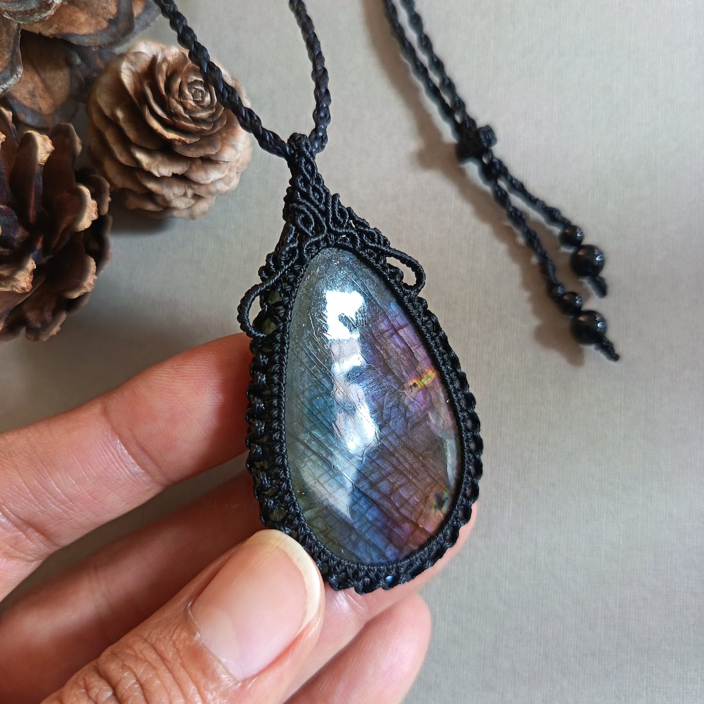 Labradorite Macrame Necklace | Pendant size 6.3 cm