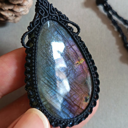 Labradorite Macrame Necklace | Pendant size 6.3 cm