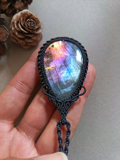 Labradorite Macrame Necklace | Pendant size 6.3 cm