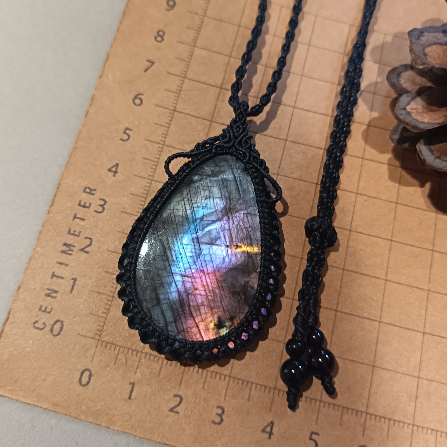 Labradorite Macrame Necklace | Pendant size 6.3 cm