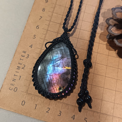 Labradorite Macrame Necklace | Pendant size 6.3 cm