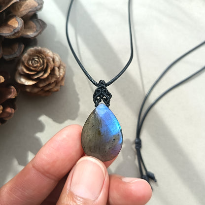 Labradorite Macrame Necklace | Pendant size 3.5 cm [C]