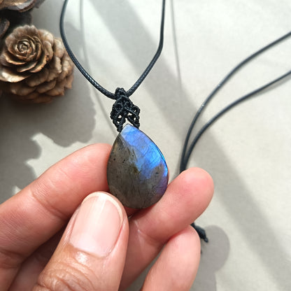 Labradorite Macrame Necklace | Pendant size 3.5 cm [C]