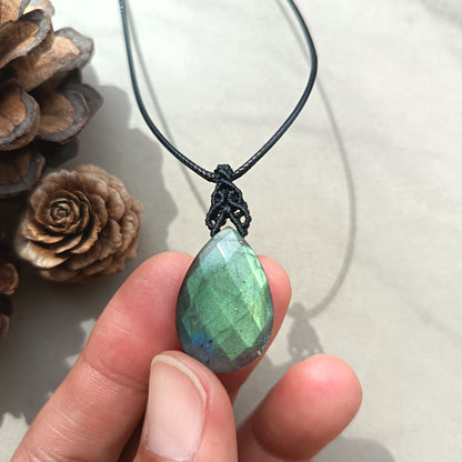 Labradorite Macrame Necklace | Pendant size 3.5 cm [D]