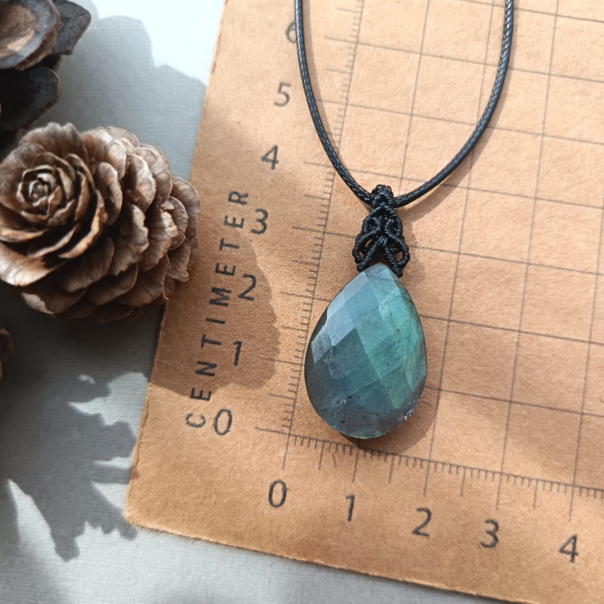 Labradorite Macrame Necklace | Pendant size 3.5 cm [D]