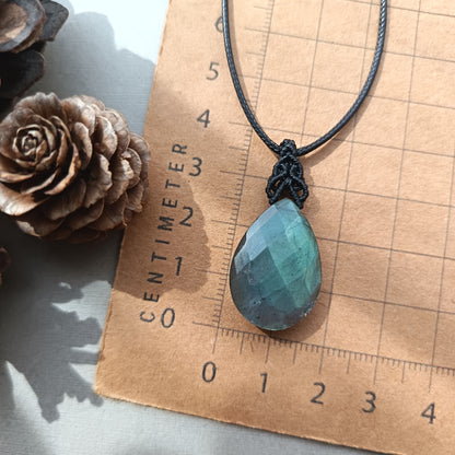 Labradorite Macrame Necklace | Pendant size 3.5 cm [D]