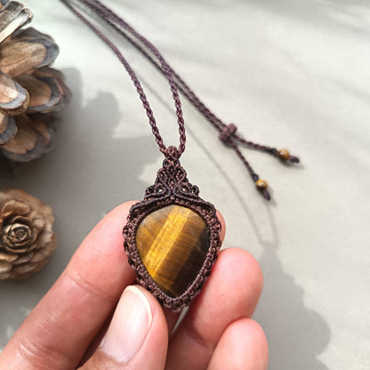 Tiger's Eye Macrame Necklace | Pendant size 4 cm