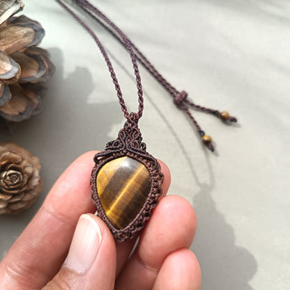 Tiger's Eye Macrame Necklace | Pendant size 4 cm