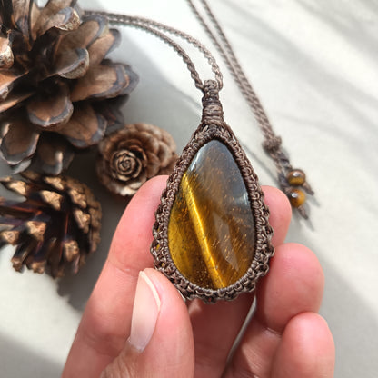 Tiger's Eye Macrame Necklace | Pendant size 5.5 cm