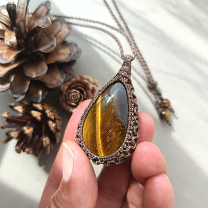 Tiger's Eye Macrame Necklace | Pendant size 5.5 cm