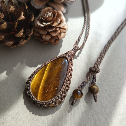 Tiger's Eye Macrame Necklace | Pendant size 5.5 cm