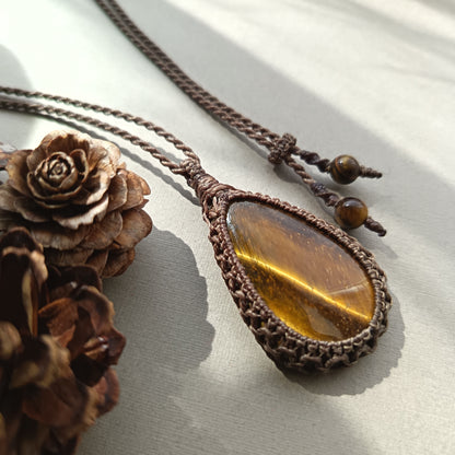 Tiger's Eye Macrame Necklace | Pendant size 5.5 cm