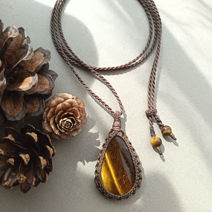 Tiger's Eye Macrame Necklace | Pendant size 5.5 cm